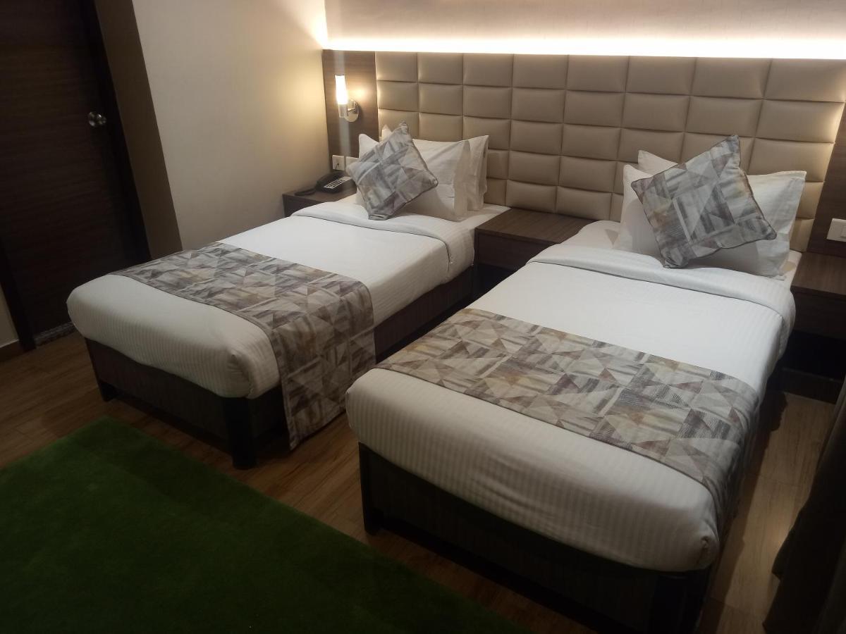 Lynq Aero Hotel Kolkata Exterior photo