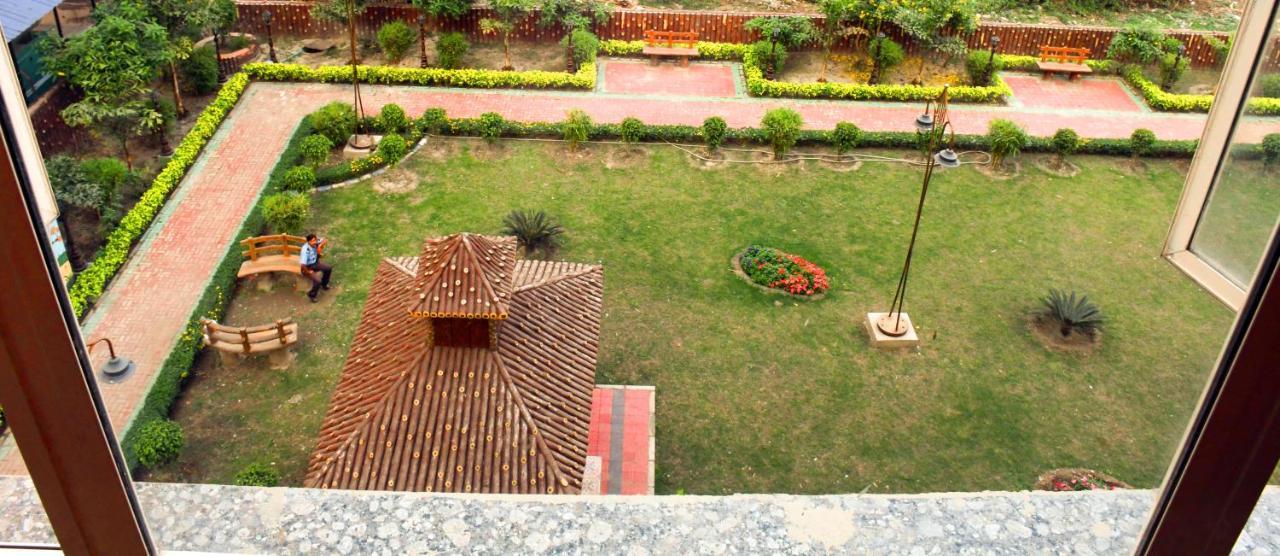 Lynq Aero Hotel Kolkata Exterior photo
